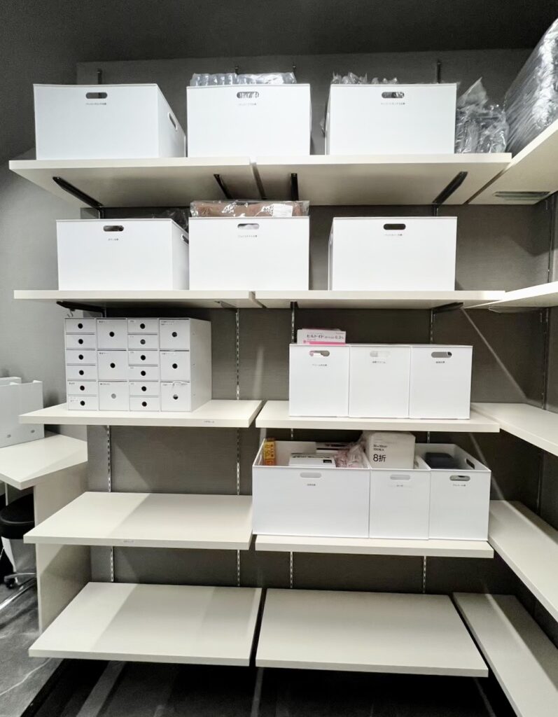 兵庫県 神戸市 エステサロンバックヤード
整理収納作業 完成後
(左側の棚・正面から)