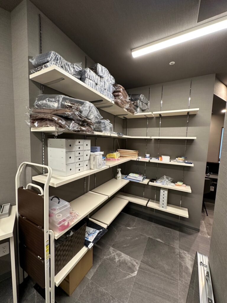 兵庫県 神戸市 エステサロンバックヤード 整理収納の作業中