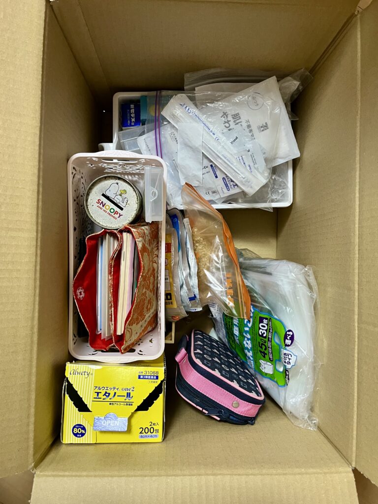 収納内からだした細かい薬や文具、貴重品など