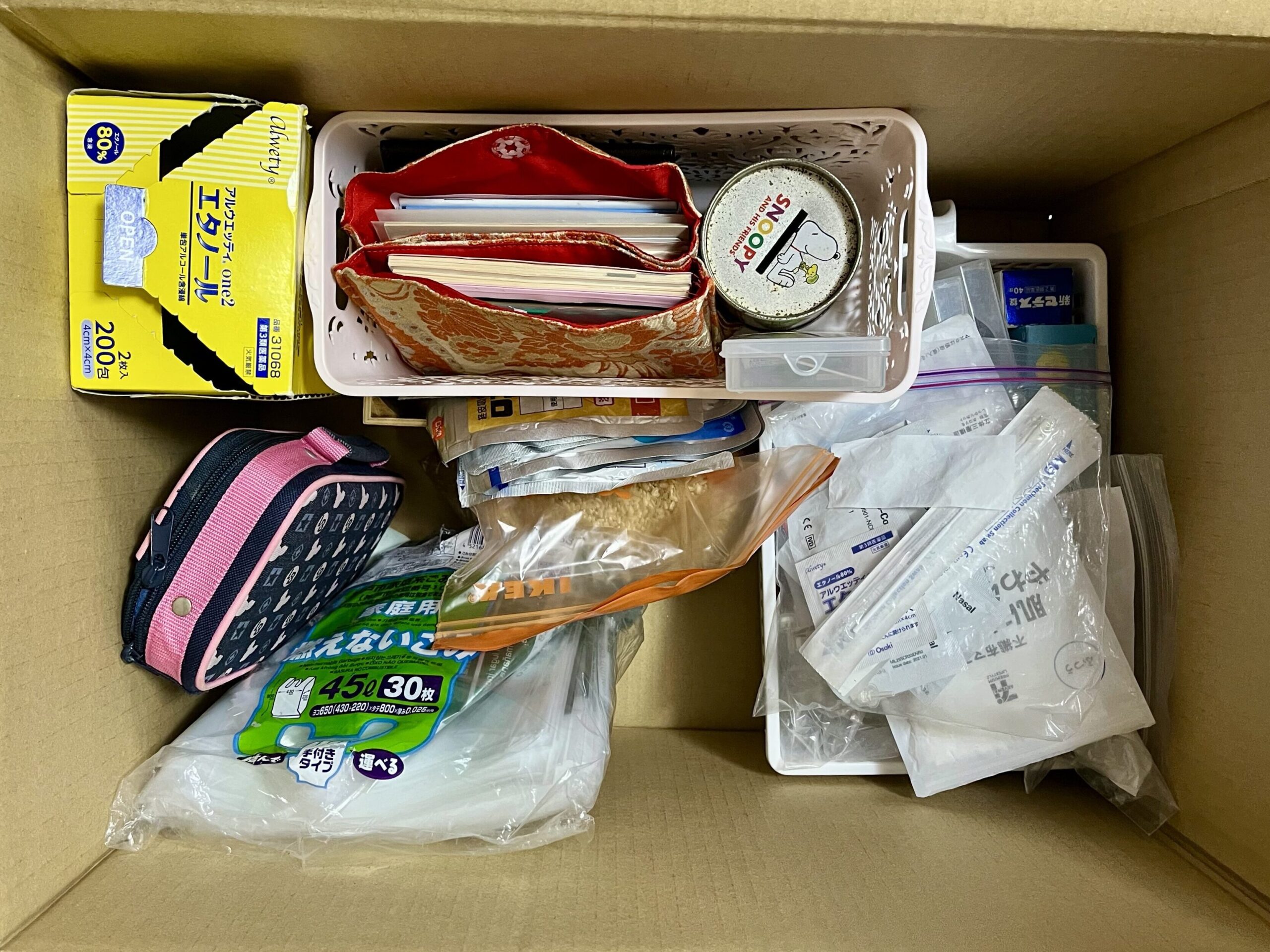 収納内からだした細かい薬や文具、貴重品など