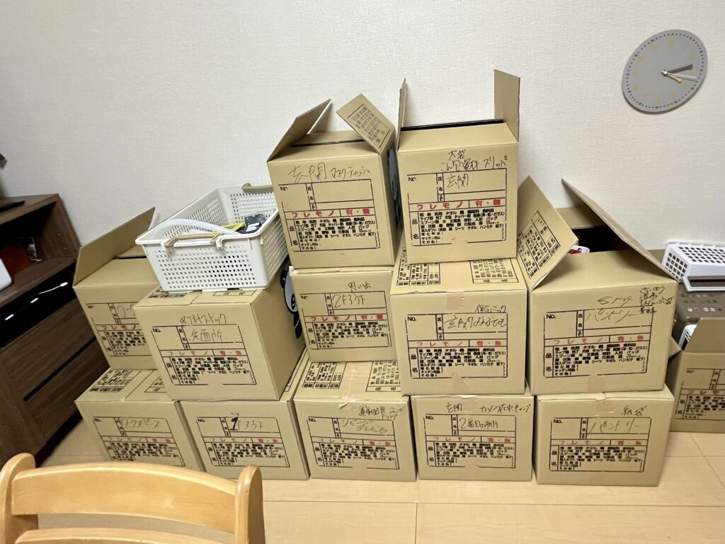 神戸市の整理収納お客様事例。梱包後の段ボールの山
