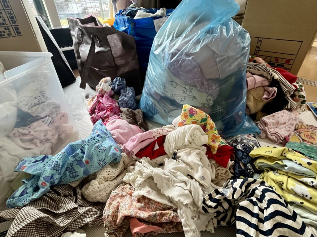 お子様の服の分類。お下がりから、今着ている物まで大量の服を出しました