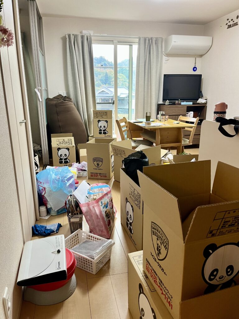 旧居でのお引越し前の梱包作業中の様子
