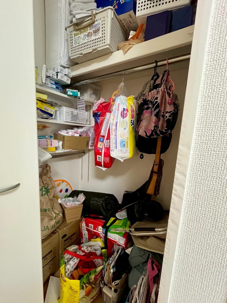 神戸市のお客様事例・ビフォー。グチャグチャで使いにくい収納庫