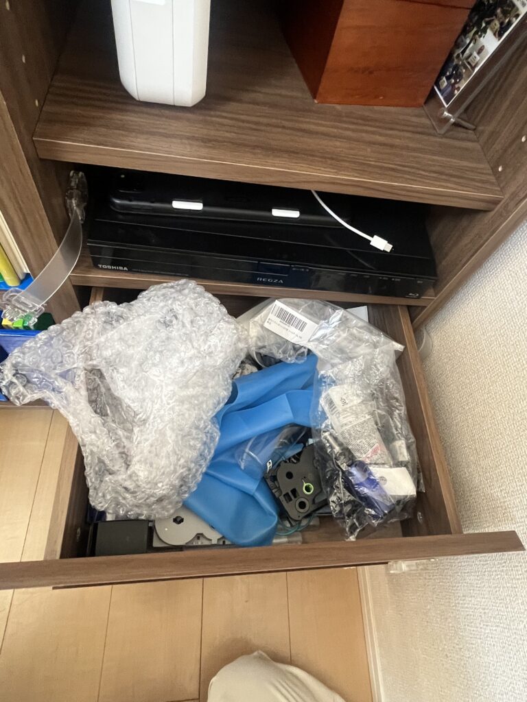 作業前のお客様宅の事例・散らかった引き出し